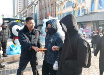 冬日暖心传温情 龙江旅游雷锋车队为冰城“小金豆”送暖护航