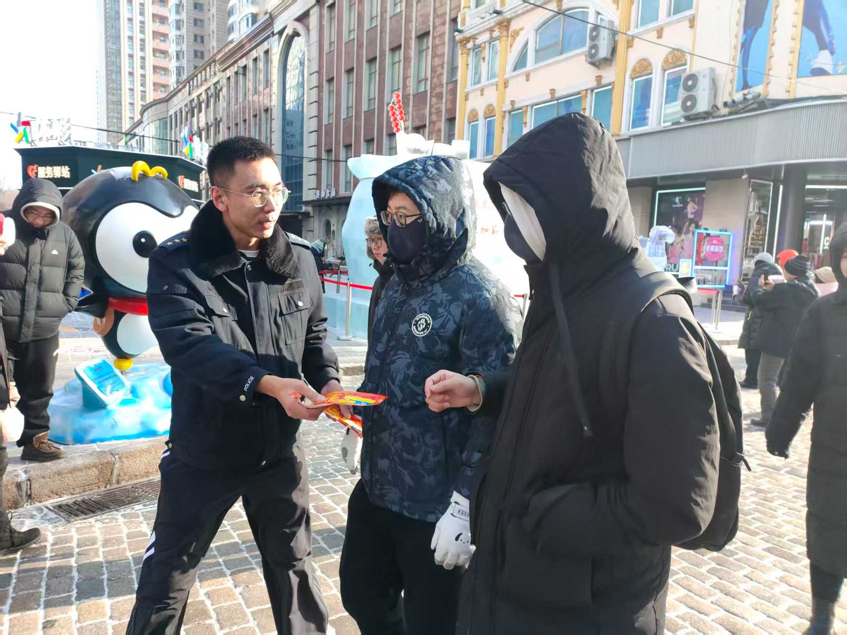 冬日暖心传温情 龙江旅游雷锋车队为冰城“小金豆”送暖护航