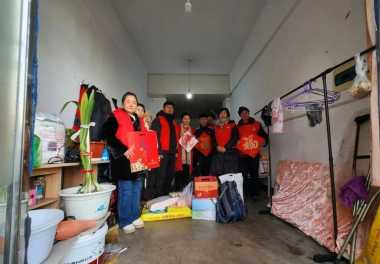 情暖寒冬 爱满家园 爱心协会慰问16户家庭 传递冬日温情